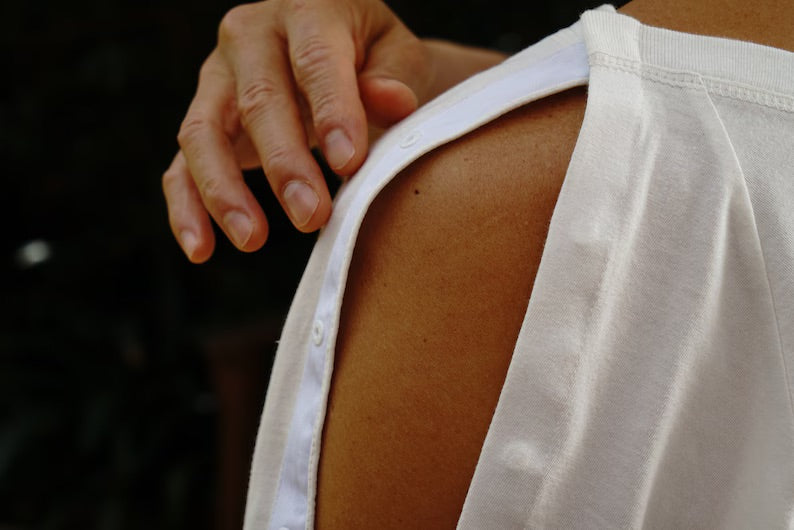 White t shirt with shoulder opening - Heumann Adaptive